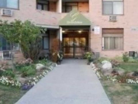 Well Maintained Open Concept 2 Bed Rooms Condominium In The Heart Of Newmarket. Close To Hospital, Go Station, Banks, Restaurant And Mall. Located Only Minutes To Yonge Street. Public Transit Provides Easy Access To All Amenities. Laminate Flooring L...