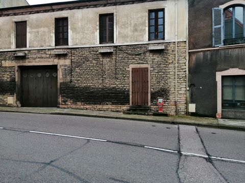 10 MN FROM TOURNUS EAST: BUILDING with an Apartment with a living area of 95m2 to renovate comprising a living room, 3 bedrooms, shower room, wc, kitchen, a 75m2 garage. Access to the complex is independent of the other buildings of the building. The...