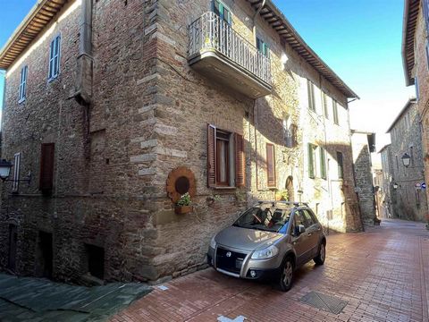 PACIANO (PG), historical centre: Apartment on the mezzanine floor of 90 sqm comprising entrance hall, kitchen with fireplace, living room with fireplace and balcony overlooking the square, two double bedrooms and bathroom. The property includes a sto...