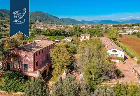 En Campanie, dans la province de Caserte, cette magnifique villa de luxe à vendre est entourée de beaux jardins avec un court de tennis, une double piscine extérieure et intérieure avec zone spa et espace détente. La propriété, d'une superficie ...