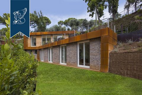 This beautiful, recently-renovated villa with garden and private swimming pool for sale is located in Pedenghe, on the shores of Lake Garda. The villa resides on the sweet slopes of a hill a few steps away from the Lake, which is just a short walk aw...