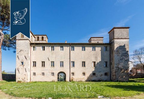 Près de Lucques, dans un endroit calme de l'un des quartiers les plus exclusifs et renommés de la Toscane, cette impressionnante demeure seigneuriale à vendre est une propriété historique exceptionnelle, l'une des premières villas de campag...