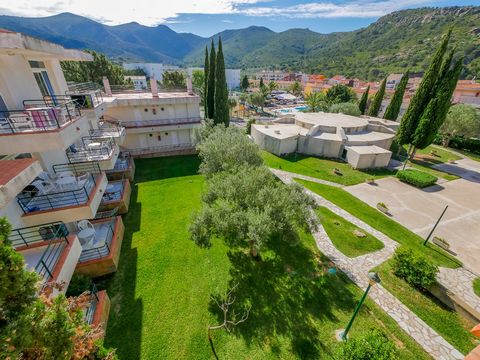 Die Wohnung in Rosas / Roses verfügt über 2 Schlafzimmer und bietet Platz für 6 Personen. Die Wohnung ist gemütlich, ist sehr hell und hat 65 m². Es bietet Blick auf den Berg. Es befindet sich 1,90 km von Entfernung zum Strand Sandstrand, 1,50 km von...