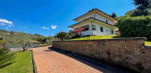 Villa built in 2000, habitable and not requiring refurbishment, free on 4 sides and on 3 floors. In a sunny, open position with a view of the surrounding hills. On the ground floor there a sitting room with fireplace and access to the covered veranda...