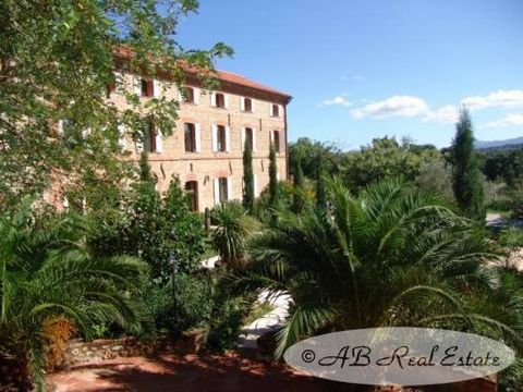 Domain with rich history dating from the gallo-roman period till the time of the Bastides in the 18th century, reconstructed late 19th, this Maison de maître is built on a slightly elevated position close to several villages with some shops, lake, go...