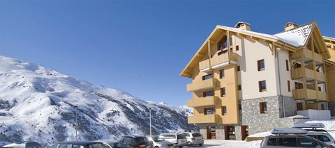 Cette résidence avec façades en bois et pierre est située dans un cadre naturel, dans le massif du Mont Thabor, en Savoie. Elle vous propose des appartements de 2 ou 3 pièces pouvant accueillir jusqu'à 10 personnes. La résidence est composée d'une ré...