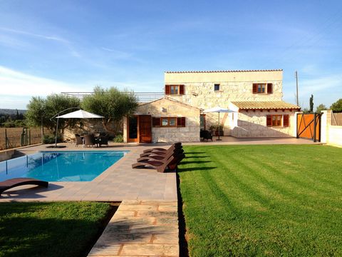 Beautiful rustic villa on the outskirts of Llubí with a beautiful garden, private swimming pool and space for 6 people. The cozy and well-groomed exterior of this rustic house is very beautiful. It invites you to get up early in the morning and enjoy...