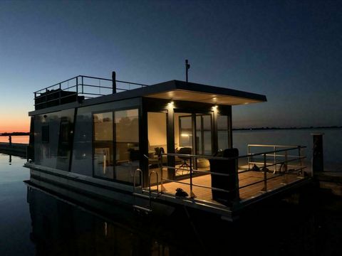About the accommodation This high-quality houseboat is located in a beautiful location on the edge of Jachthaven Waterrijck with an unobstructed view over the Sneekermeer. The houseboat is suitable for 4 people with 2 separate bedrooms. The front and...