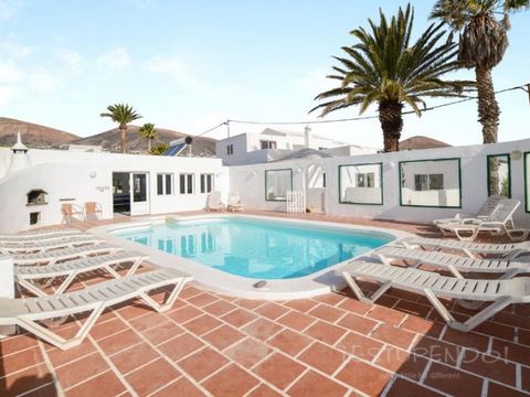 Estupendo Lanzarote is pleased to offer for sale this villa in the very quiet area of Mácher. The villa consists of 8 bedrooms, 5 bathrooms (2 en suite and one with hydromassage), distributed as , main house with 6 bedrooms and 3 bathrooms, living-di...