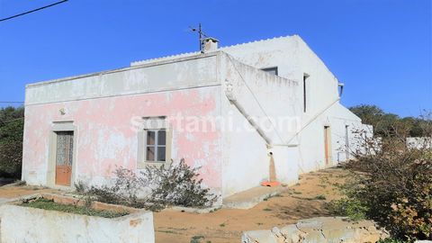 Single storey house to restore, set on a plot with 2064m2. This property is located in the friendly village of Santa Bárbara de Nexe, comprising two bedrooms, a living room, kitchen, a dining room and one bathroom. There is also two small houses used...