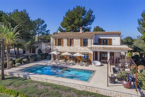 Country villa with pool, guest houses, rental license and amazing views in Porreres This delightful luxury villa, for sale in Porreres, is on an elevated plot of around 30.587m2 in a peaceful countryside location. It boasts fantastic views, has excel...