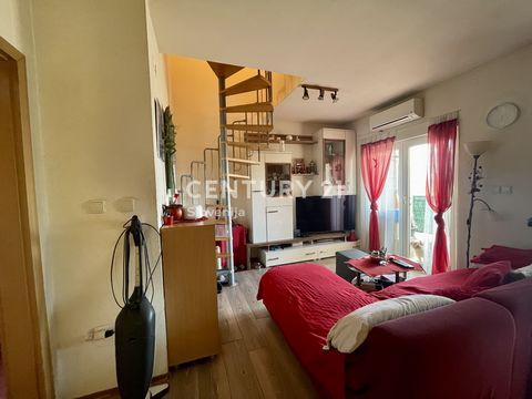 Vi säljer en lägenhet belägen i ett lugnt läge nära Malinska i Rasopasno och 3 kilometer från havet. Lägenheten ligger på 1:a våningen, hall, badrum med toalett, sovrum, vardagsrum med kök och utgång till balkong med utsikt över havet. Trappor från v...