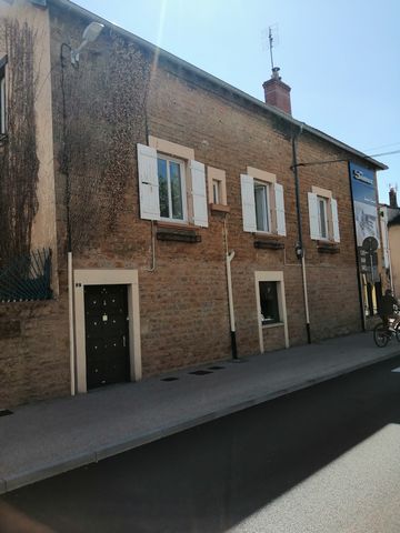 5MN FROM MACON TO CHARNAY LES MACON Right in the center, come and discover this 110M2 duplex stone townhouse. In a small, quiet condominium, composed of an independent entrance, on the 1ST level of a spacious living room with kitchen equipped with a ...