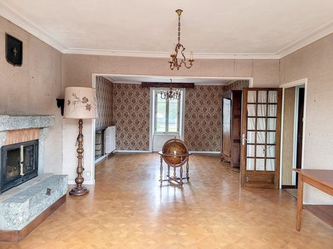 Great potential for this terraced stone house on one side located in the town of Ploeuc L'Hermitage and close to all amenities (shops, doctors, schools, supermarkets ...) It consists on the ground floor: an entrance serving a living room, a dining ro...