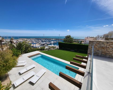 Aan de kust met een spectaculair uitzicht op de Middellandse Zee en de jachthaven verkopen wij een prachtig vrijstaand nieuwbouwhuis van 300 M2 gebouwd plus het zwembad gelegen in de urbanisatie Calafat van het vissersdorp l39Ametlla de Mar