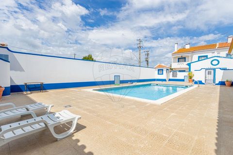 3 Bedroom House Fazendas de Almeirim Come and see this fantastic 2-storey villa with an excellent layout of spaces. On the 1st floor we have 3 bedrooms with good natural light, built-in wardrobes, one of them en suite; Social toilet and access to bal...