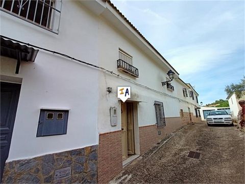 Exclusief voor ons. Deze woning met 3 slaapkamers en een garage ligt aan de rand van het dorp El Esparragal in Priego de Córdoba in Andalusië, Spanje. De woning ligt naast de hoofdweg en heeft toegang tot de garage aan de achterzijde. Het huis ligt a...