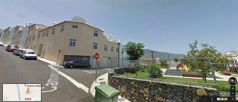 Commercial premises in the municipality of La Orotava, in the province of Santa. Cruz de Tenerife, occupying an area of 861 m². It is located near a wide variety of businesses and services, such as hospitals, educational centers, restaurants, bank br...