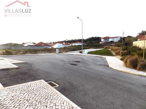 Excellent plots in the center of Foz do Arelho, with easy walking access to the beach, cafes, restaurants, bars, bank, pharmacy, and mini-markets. With the possibility of building individual 2-story houses, it's possible to achieve a view of the beau...