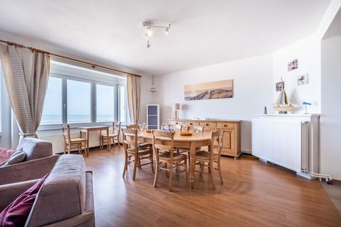 Renovated spacious 2 room apartment (93m²) on the seafront. The apartment is centrally located on the dike close to restaurants, shops and public transport. Layout The apartment consists of a spacious hall with storage room, access to living room / d...