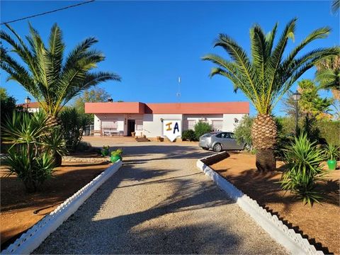 Das Hotel liegt in La Mina in der Nähe von Puente Genil in der Provinz Cordoba in Andalusien, Spanien. Der Zugang zu dieser schönen, geräumigen, 520 m² großen Villa im Chalet-Stil erfolgt über einen umzäunten Eingang, der zu einer zentralen Kiesauffa...