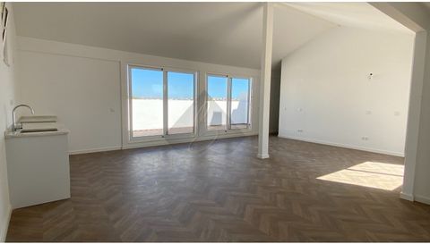 Au cur de la ville de Portimão, Appartement de 2 chambres, 3 salles de bains, 1 cuisine équipée ouverte sur le salon, avec une terrasse + 1 toit-terrasse avec un studio + grande terrasse . Vue sur le jardin Actuellement totalement rénové avec la coll...