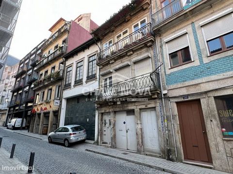 Building for work in the historic area of Vila Nova de Gaia. Building consisting of ground floor + 2 floors. just 100m from Rio, Gaia pier Garden at the back. Possibility of study of work. Tax benefit zone. Next to the Douro River, commerce, services...