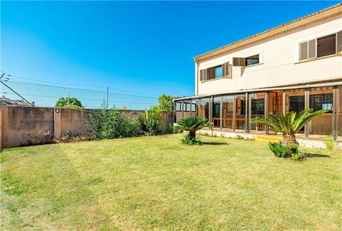 Semi-detached corner villa with garden and terrace. This villa has an area of approximately 323m2 and consists of a spacious living room of approximately 50m2 with access to the terrace and garden, large fitted kitchen of about 35m2 approx. with offi...