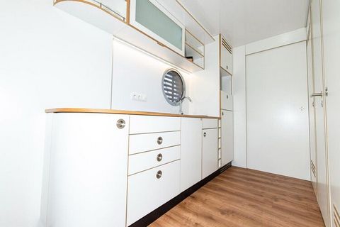 Do you want a very special holiday home? Then this stylish and well-equipped houseboat on the Dahme for up to 4 people is exactly what you were looking for. As a captain of your houseboat you determine the course. Step the terrace with a fresh coffee...