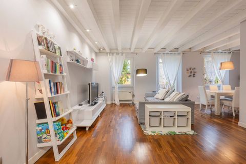 A stone’s throw from the historic center of Verona, known for its traditional and authentic atmosphere, we find the Veronetta district. The apartment is located on the second floor of a residential building, accessible by stairs or elevator. It has r...