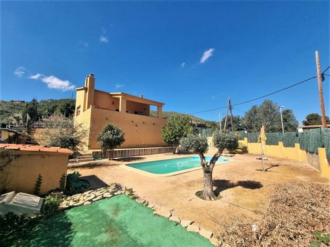 Opportunity. Spacious detached villa of 182 m2, on a plot of 642 m2. The house consists of 3 double bedrooms, large kitchen of 12 m2 and living room of 30 m2 with fireplace and access to a terrace of 30m2. 2 full bathrooms, one with bathtub and the o...
