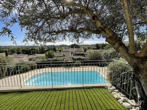 Located in a dominant position, close to the center of the village of Paradou, this charming family house will seduce you with its rarity! Conducive to calm, you can relax while admiring its panoramic view of the Tour de Castillon from its large terr...