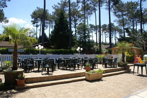 Verblijf in een driekamerbungalow op het bungalowpark Club Atlantique, een autovrij vakantiepark aan de kust van Les Landes, ongeveer halverwege Bordeaux en Biarritz. Aan de voor- en achterkant zijn patio's met zitjes waar je van de zon kunt genieten...