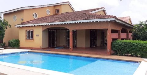 Located 3 minutes walk from the beach of the beautiful Le Lamantin Beach hotel and 5 minutes from the Auchan / Saly Center shopping center, this villa, for which the individual land title has been paid, is located in a peaceful, secure residence. The...