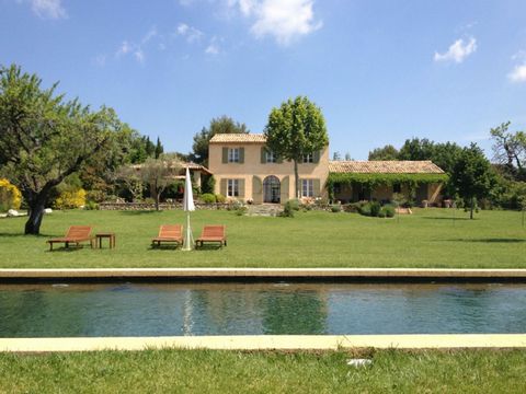 Location vacances villa de luxe avec piscine privée Aix en Provence. A proximité du beau village de Puyricard, très belle propriété sur un parc de 1 hectare avec piscine de 15x5 m. Décorée avec goût et raffinement, cette demeure est un havre de paix....