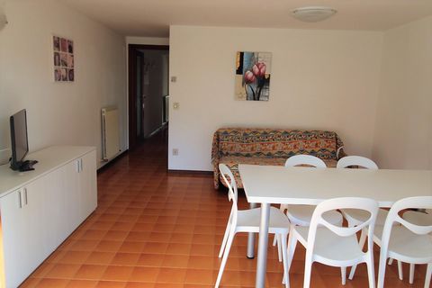 Small building of 4 units surrounded by greenery at 350 meters from the sea and a short walk from supermarkets and shops. It has a garden and parking. First floor apartment with large living room with sofa bed, terrace, separate kitchenette, bedroom ...