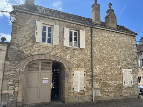 Beautiful stone building overlooking an interior courtyard currently used for professional purposes but can be transformed into a dwelling. Beautiful surface on the 2 buildings raised on cellars. A small part in joint ownership. Great potential with ...