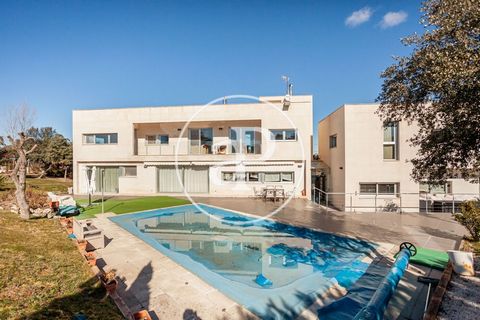DETACHED HOUSE WITH POOL AND STUNNING VIEWS AND LOCATION IN CIUDALCAMPO. APROPERTIES REAL ESTATE presents a property in an unbeatable location, bordering the Coto de la Pesadilla, integrated in the park of the Cuenca Alta del Manzanares, where you ca...