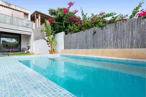 Questa moderna e accogliente casa a schiera con piscina privata a Llubí può ospitare fino a 6 persone. Potrete trascorrere una piacevole vacanza nei vari spazi esterni di questa proprietà. La bellissima piscina a cloro, misura 5x3 m con una profondit...