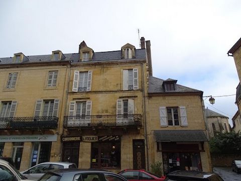 Montignac Lascaux 24290 Building 5 rooms. Price €101,590 Fees: 6.94% TTC buyer's charge, i.e. 95,000 euros excluding honorarium. In the town of Montignac Lascaux, in the town centre, this stone building of 164 m2 to renovate offers several possibilit...