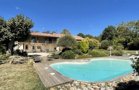 This magnificent stone property, ideally situated less than 5 minutes from the amenities of Castelmoron-sur-Lot, offers an exceptional opportunity to live in an environment combining modern comforts with authentic charm. A feature that does not go un...