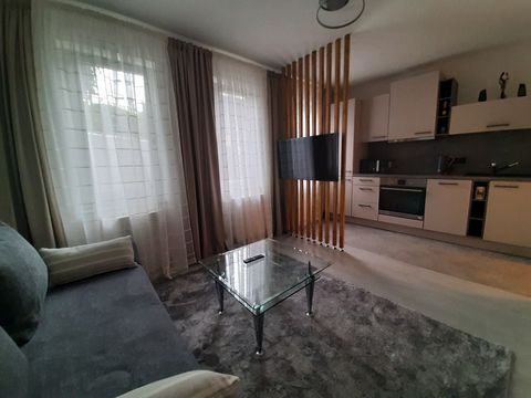 Eine geschmacksvoll eingerichtete 2-Zimmer Wohnung in Teltow-Seehof, 800m bis zur Berliner Stadtgrenze. Die Wohnung befindet sich im Halbsouterrain, ist aber hell und gemütlich. Das Apartment besteht aus einem Wohnzimmer mit offener Küche, einem Schl...