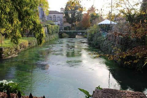 Dieses vollständig restaurierte Steinhaus für maximal 2 Personen ist auf einer Etage verteilt. Von Süden nach Norden gibt es ein Doppelzimmer mit Tür zum Garten. Ein Flur mit einem Badezimmer, mit großer Dusche, Waschbecken im alten Stil und WC sowie...