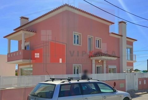 Excellente villa à quelques minutes des plages de Costa da Caparica. Responsable commercial : David Nogueira. Récemment rénové et situé dans un endroit calme et agréable à quelques minutes des belles plages de Caparica, vous trouverez ici l’endroit i...