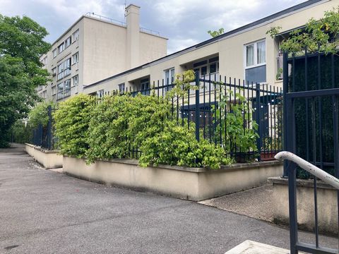 4 km from Paris, 1km from RER B and 1/2 hour from Notre Dame (city center), our loft with terrace and garden is ideal for working or relaxing: kitchen open to spacious living room, terrace, 2 bedrooms (one with double bed, the other with 2 single bed...