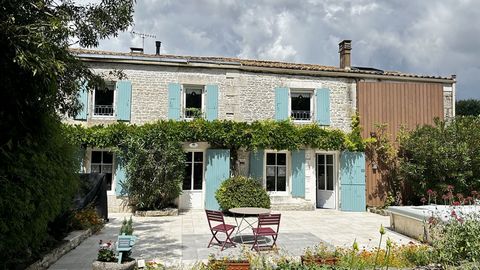 TRES BELLE MAISON EN PIERRE AU BORD DE LA SEVRE proche Magné Comprenant :  Un séjour salle à manger avec son poêle à bois, une cuisine équipée et aménagée suivi d'un dégagement, un cellier, une chambre et une salle d'eau avec wc. Au 1er étage : Mezza...