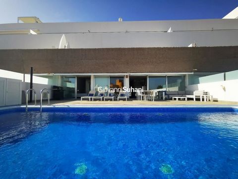 Luxuriöse 2-Zimmer-Wohnung in der Nähe des Meeres in La Caleta, Costa Adeje. Ideal als Erst- oder Zweitwohnsitz, hat diese High-End-Immobilie die besten Eigenschaften: Nähe zum Meer, freier Blick, privater beheizter Pool, Bauqualitäten und Ausstattun...