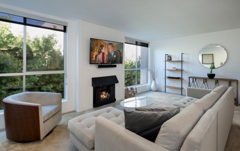 Located in the heart of West Hollywood, this stylish, zen, top floor, corner unit, is very walkable to some of the best restaurants, shopping and nightlife that LA has to offer. This one-bed, one-bath condo boasts over 900sqft of open living space. T...