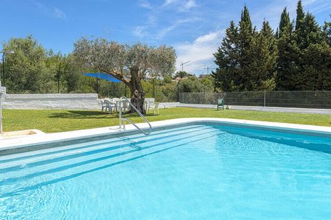 The exterior of the property is ideal for enjoying the Mediterranean climate. In the extensive and well-kept communal gardens you will find a shared chlorine swimming pool with dimensions of 14 m x 10 m and a depth varying between 1 m and 2 m. There ...