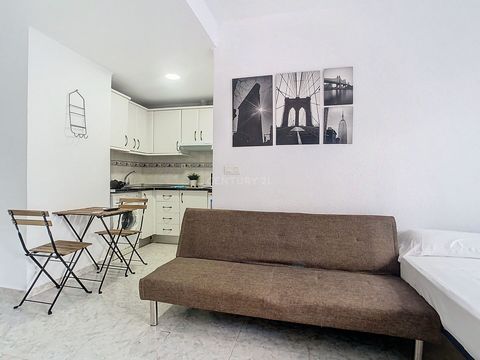 Magnificent studio for sale in Acuario, Luis Vives. It is a ground floor, it has an equipped kitchenette, bathroom, sofa bed and double bed. It is sold with a tourist license, community parking and swimming pool. Ideal for a good investment or to mov...